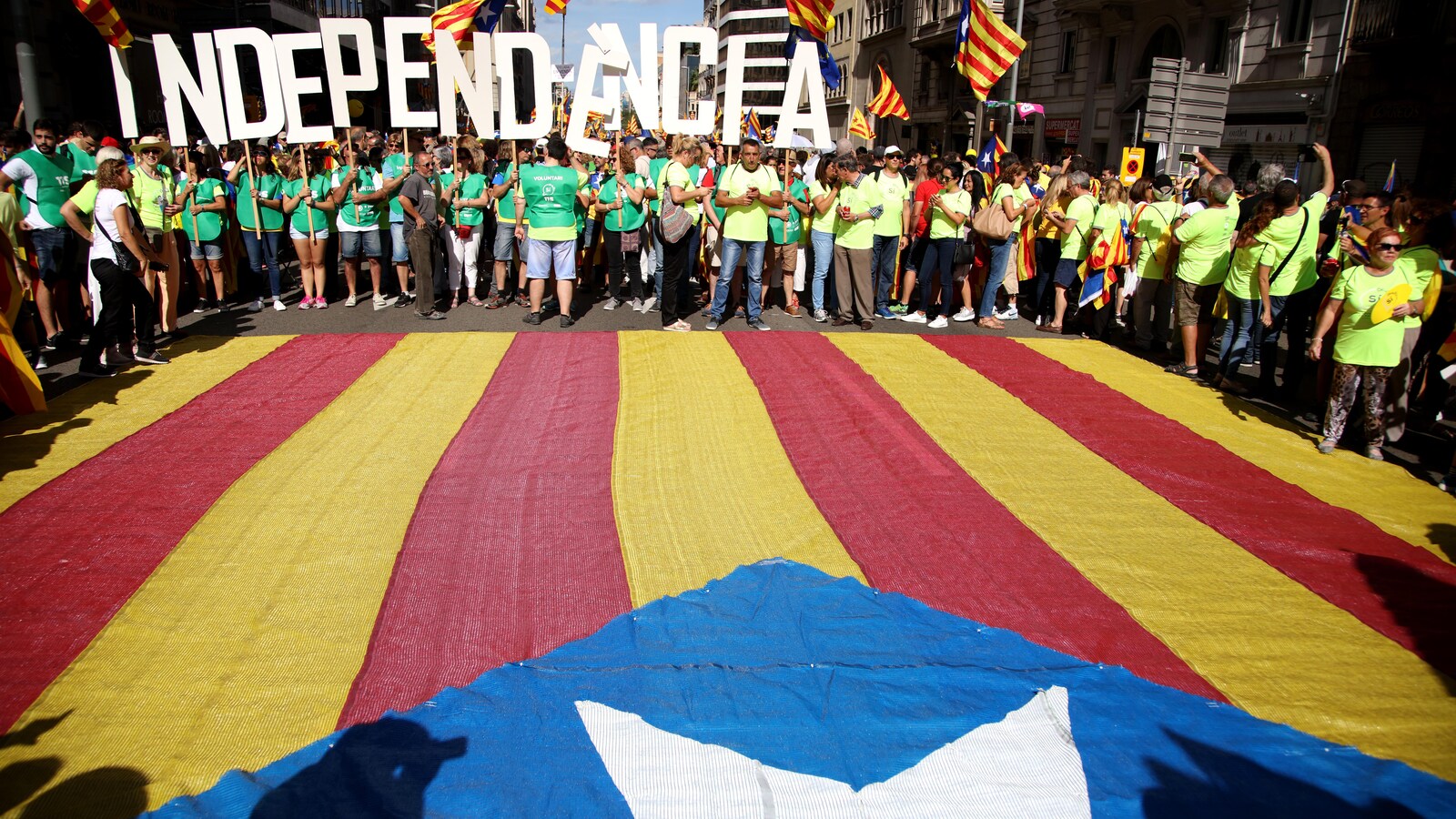 Des centaines de milliers de personnes ont manifesté dans les rues de Barcelone lundi à l'occasion de la Diada, la fête nationale de la Catalogne. Nombreux sont ceux qui en ont profité pour afficher leur appui à l'indépendance de la région.