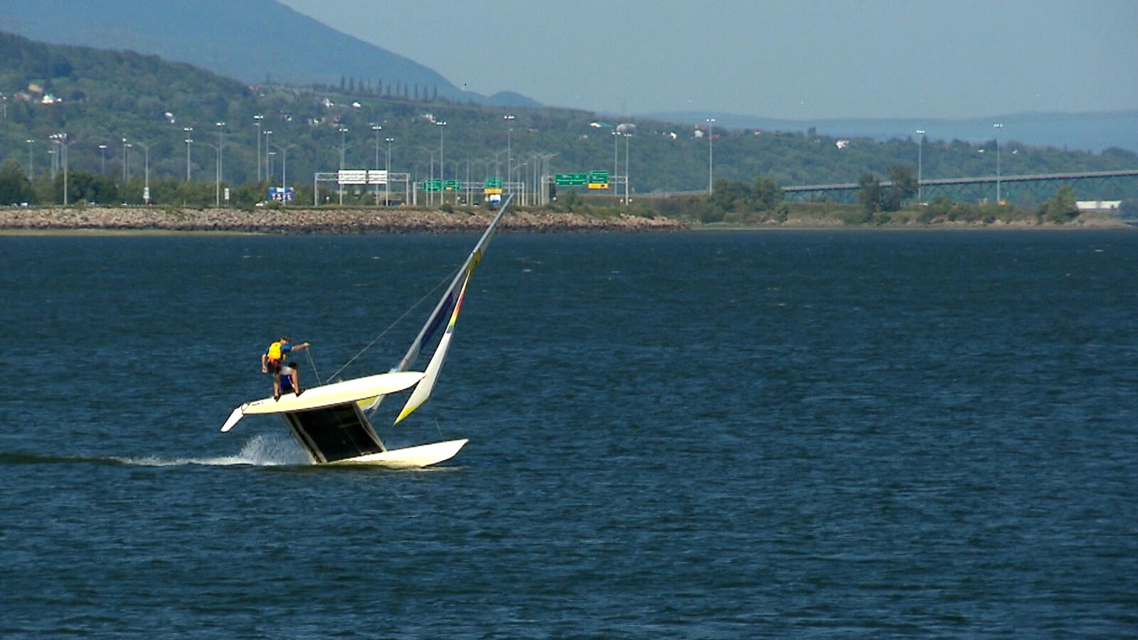 Un catamaran à voile dans la Baie de Beauport