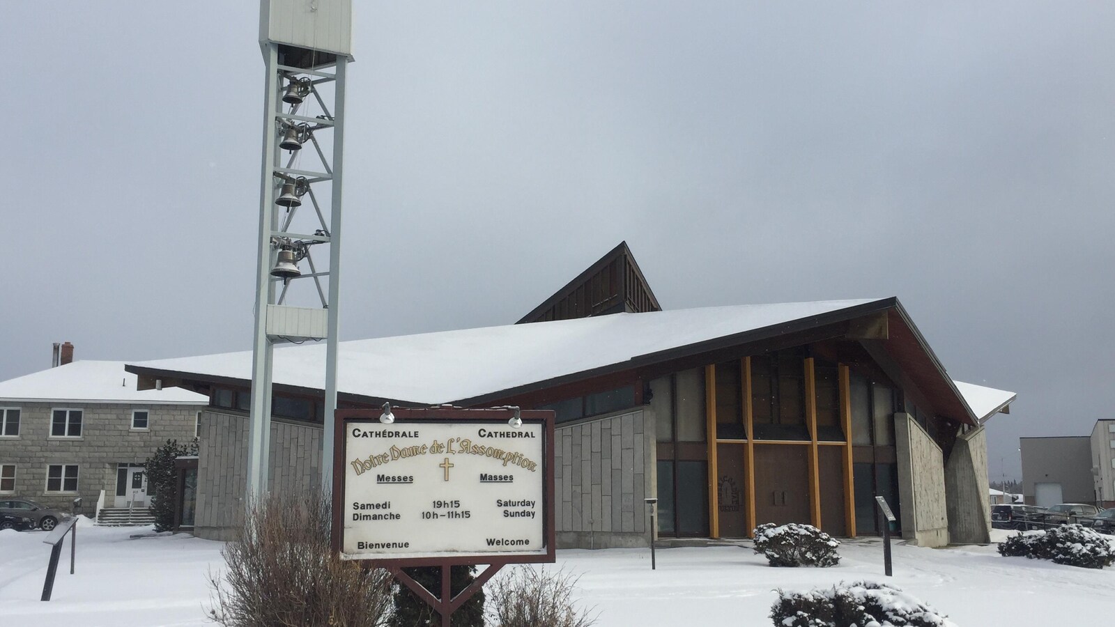 Une église l'hiver.