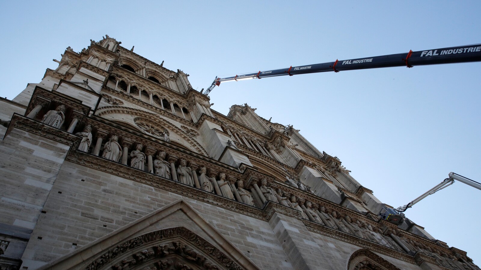 Des grues sont installées autour de la cathédrale Notre-Dame, quelques jours après un incendie dévastateur.