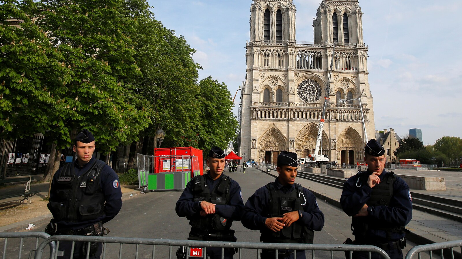 Des policiers se tiennent derrière les barrières de sécurité devant la cathédrale Notre-Dame, à Paris, en France, le 18 avril 2019.
