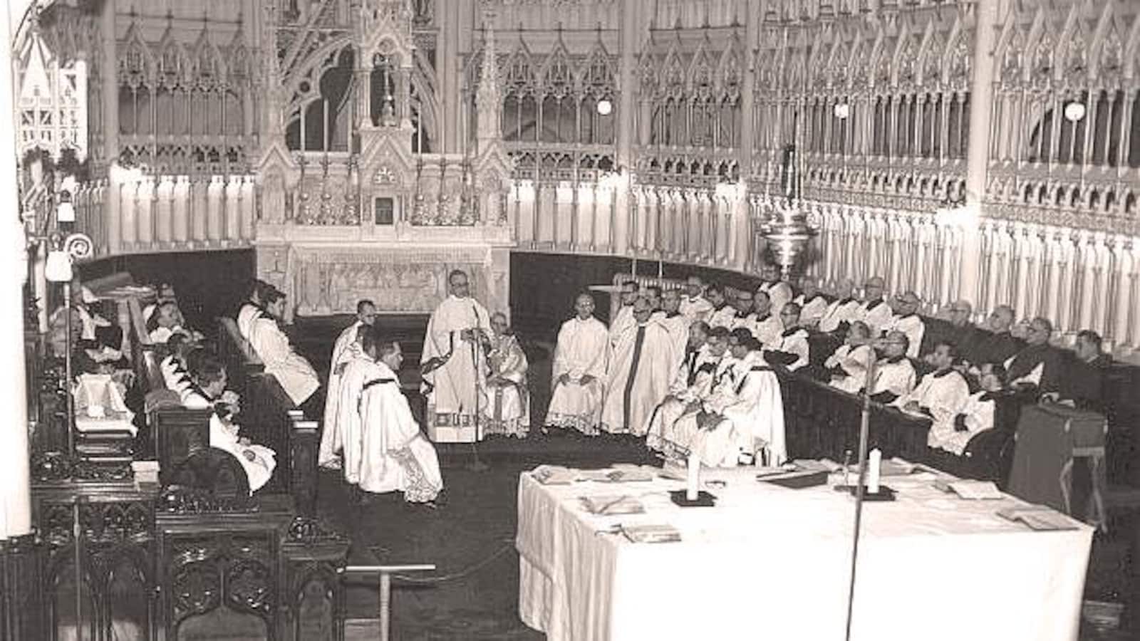 Célébration d'une messe à la cathédrale de Rimouski en 1965
