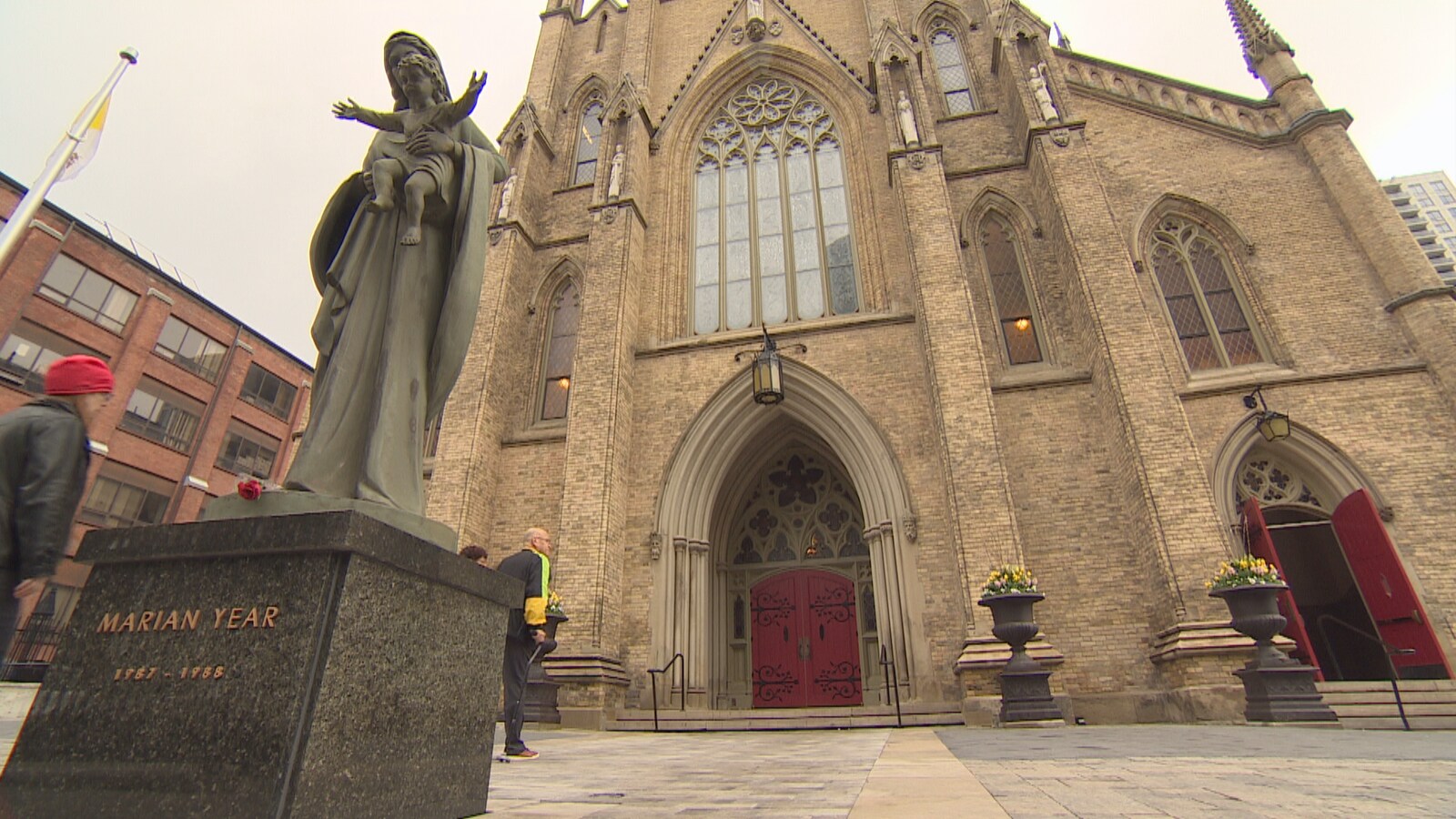Vue de l'extérieur de la cathédrale St-Michael's de Toronto.