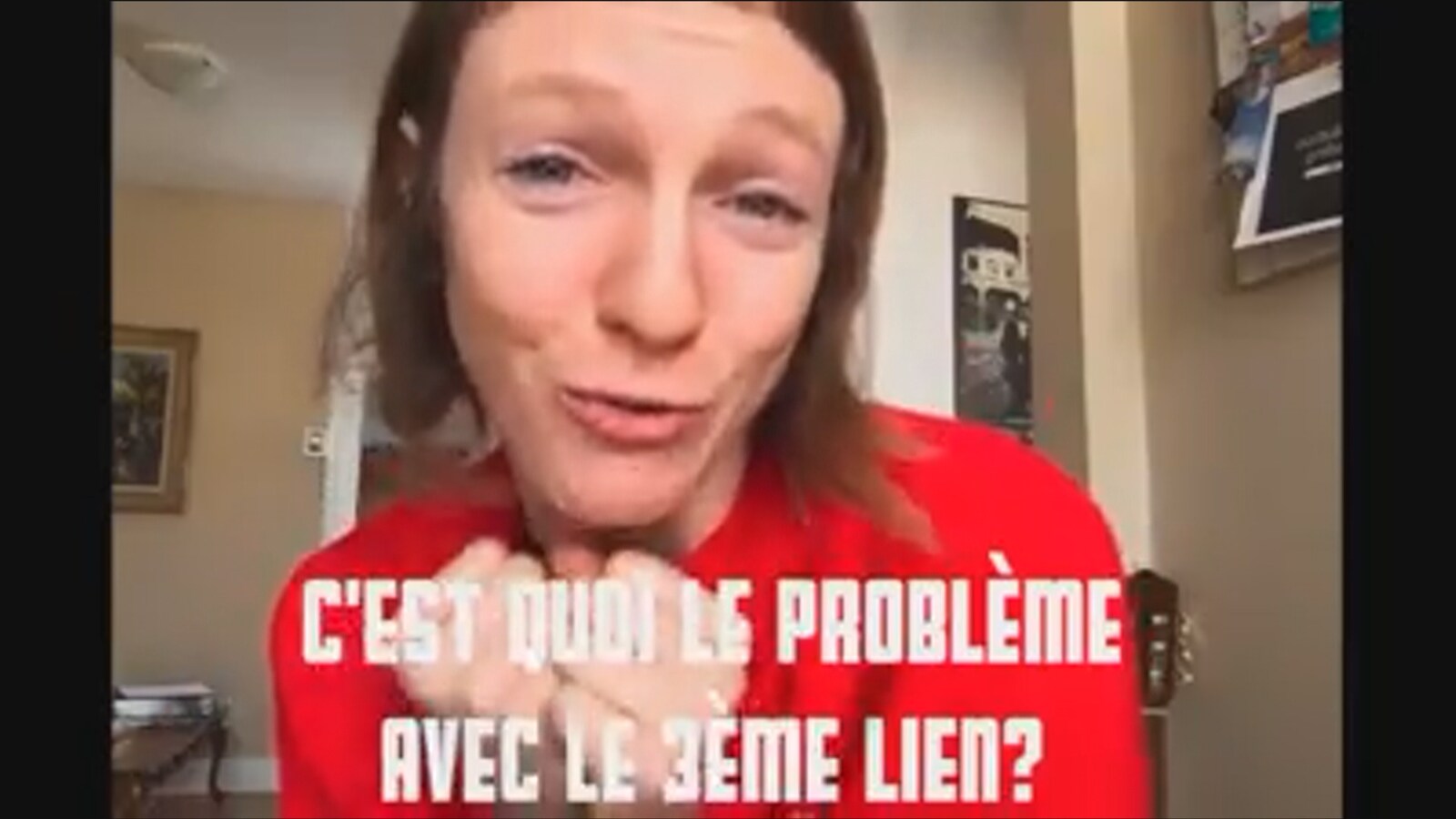 Capture d’écran tirée de la vidéo publiée par Catherine Dorion sur Facebook. La députée porte un chandail rouge. On aperçoit, au bas de l’écran, la phrase «C’est quoi le problème avec le 3e lien?».