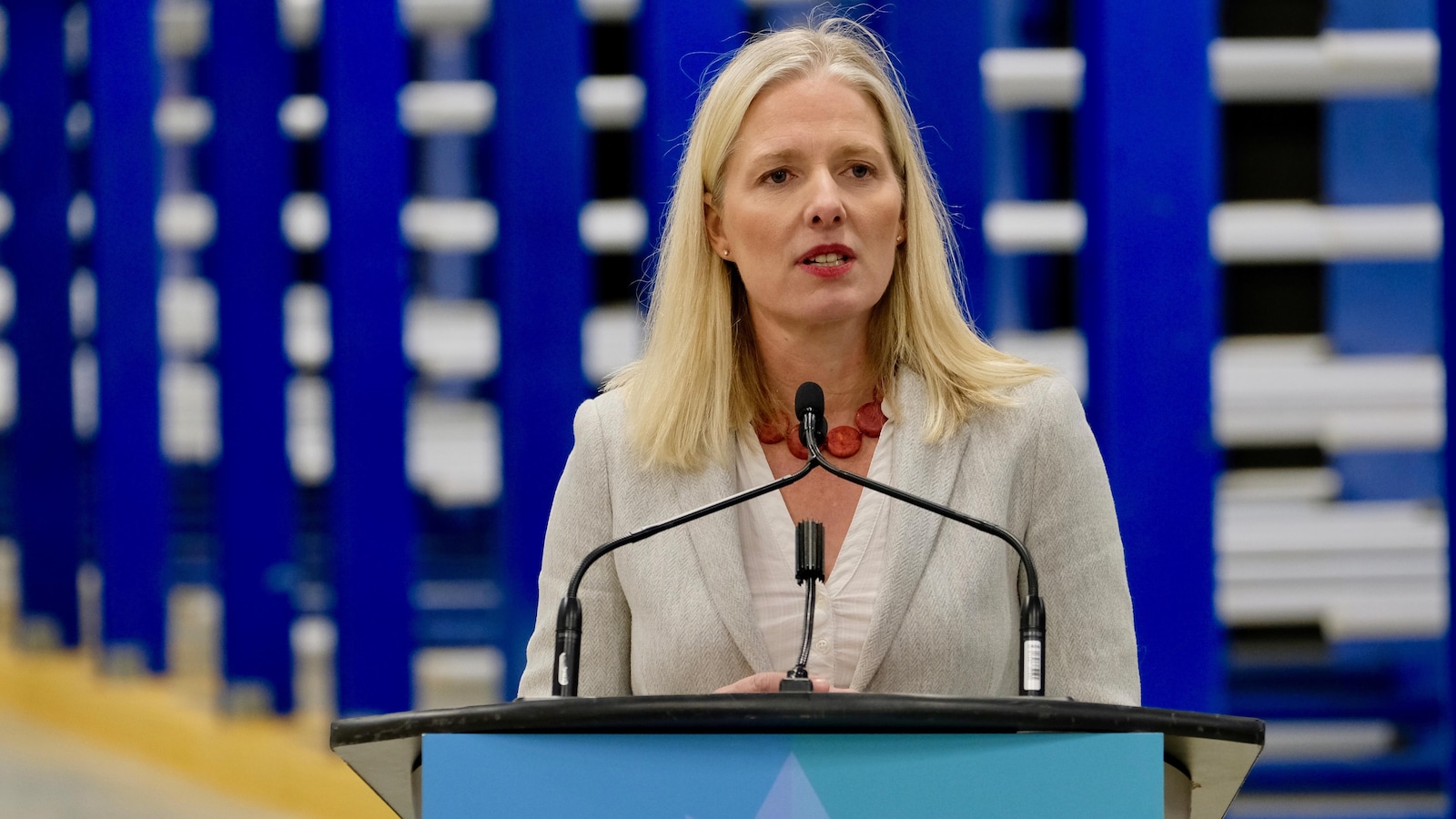 Catherine McKenna prononce un discours.