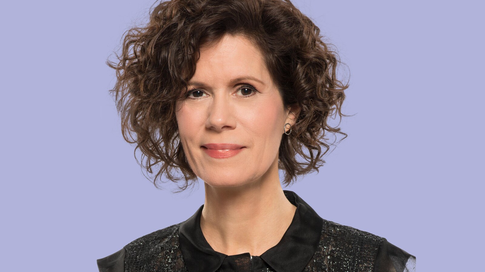 Portrait de Catherine Perrin sur un fond mauve