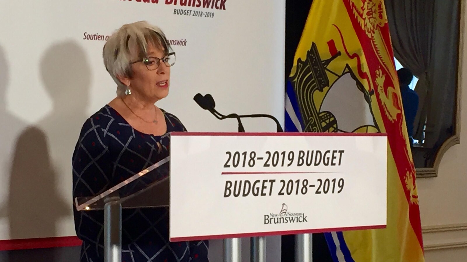 La ministre des Finances du Nouveau-Brunswick, Cathy Rogers, s'adresse aux journalistes lors du dépôt du budget provincial, mardi à Fredericton.