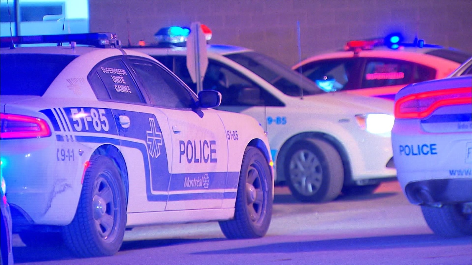 Quatre voitures de police stationnées devant le cinéma du centre d’achats Quartier Cavendish à Montréal.