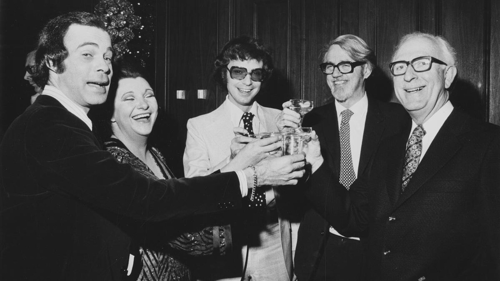 Jacques Fauteux, Lise Payette et Jacques Boulanger célébrant en compagnie
de Lister Sinclair et Eugene Hallman.