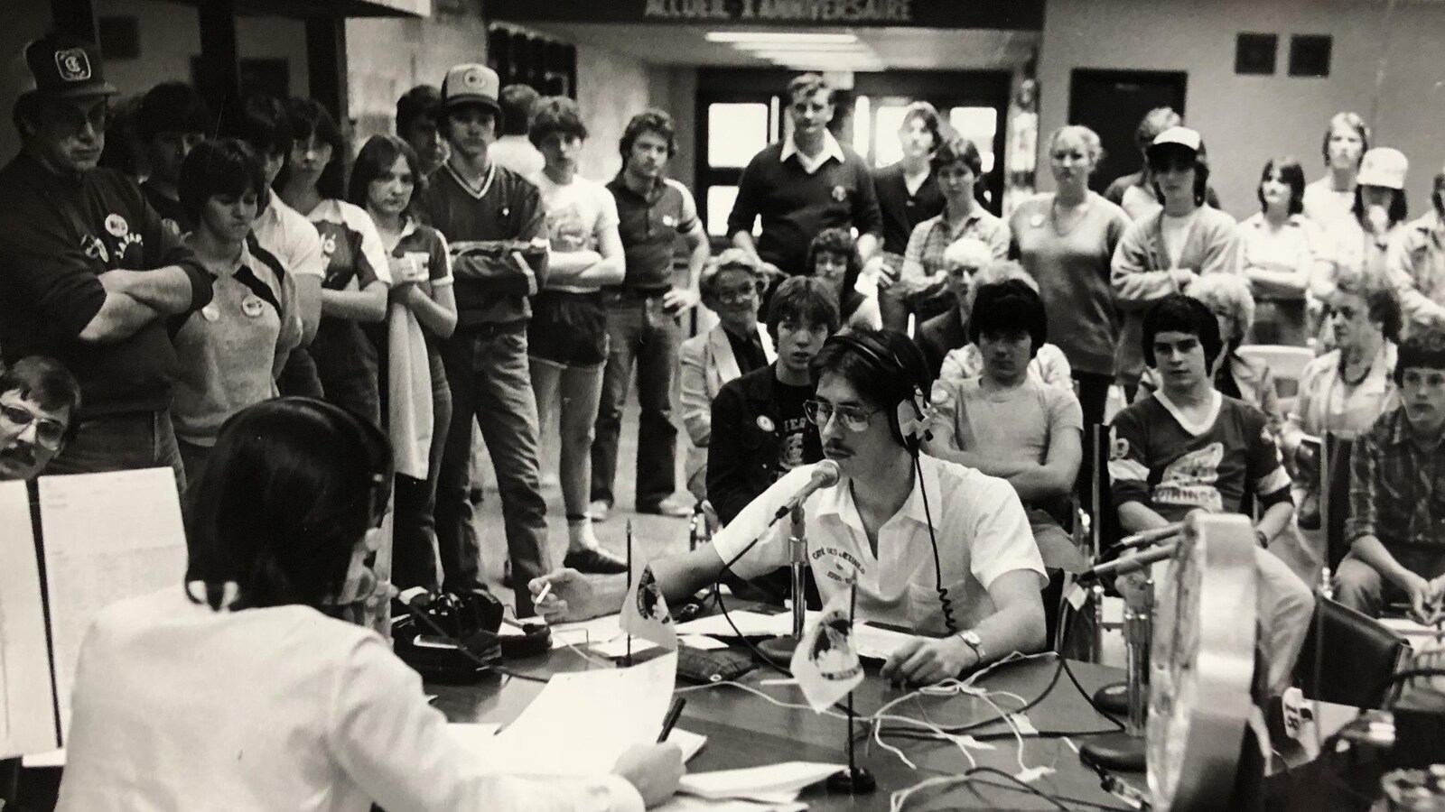 Une émission de radio enregistrée devant un public.