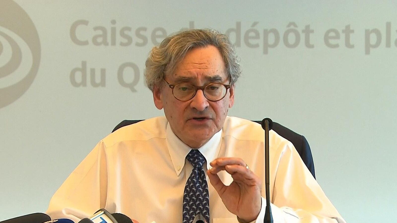 Michael Sabia parle devant plusieurs micros.