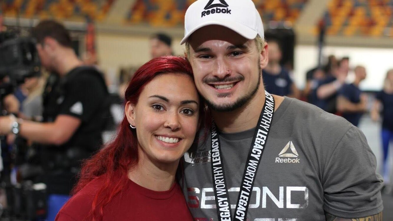 Kim Chartrand et Cédric Lapointe posent pour une photo dans un gymnase.
