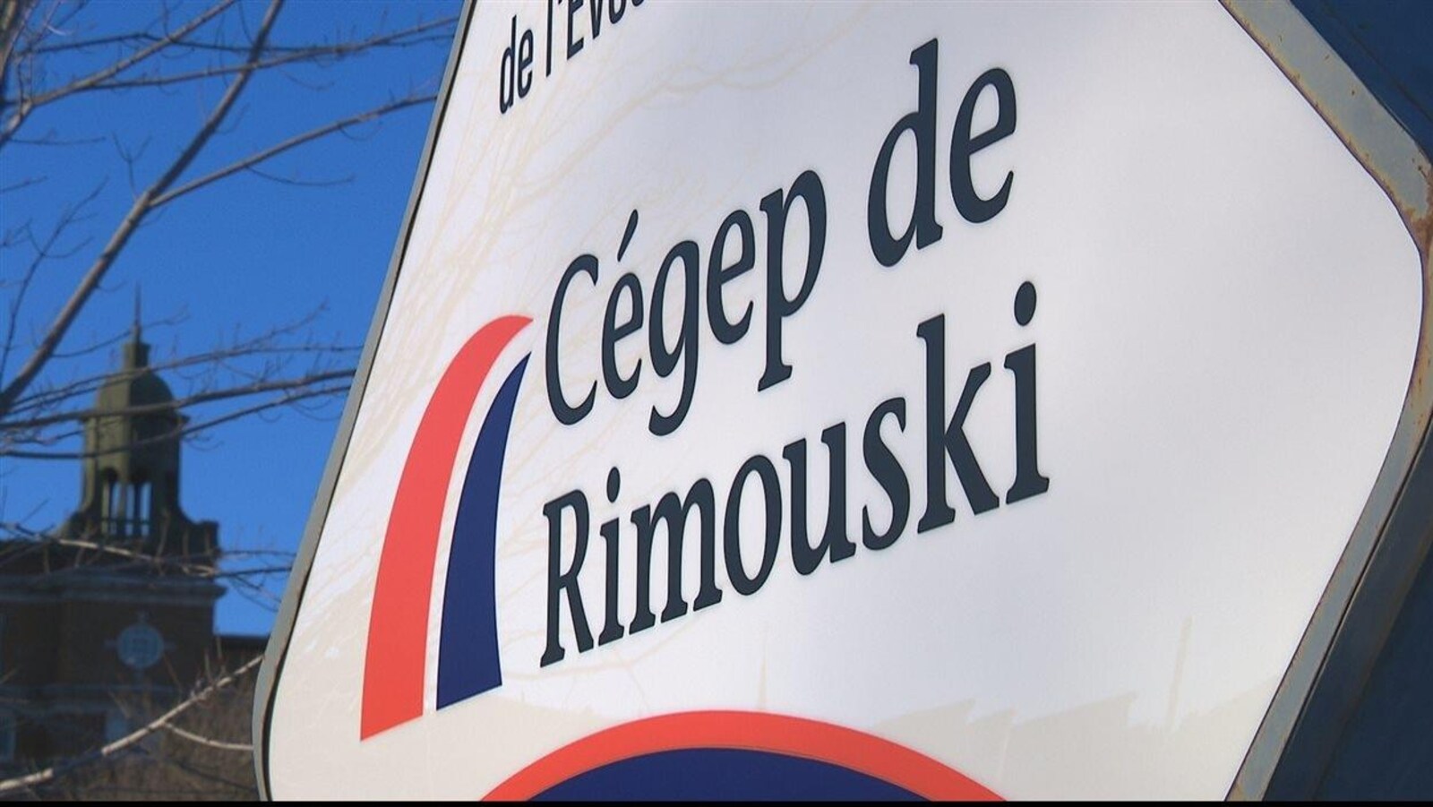 Gros plan de l'enseigne du Cégep de Rimouski