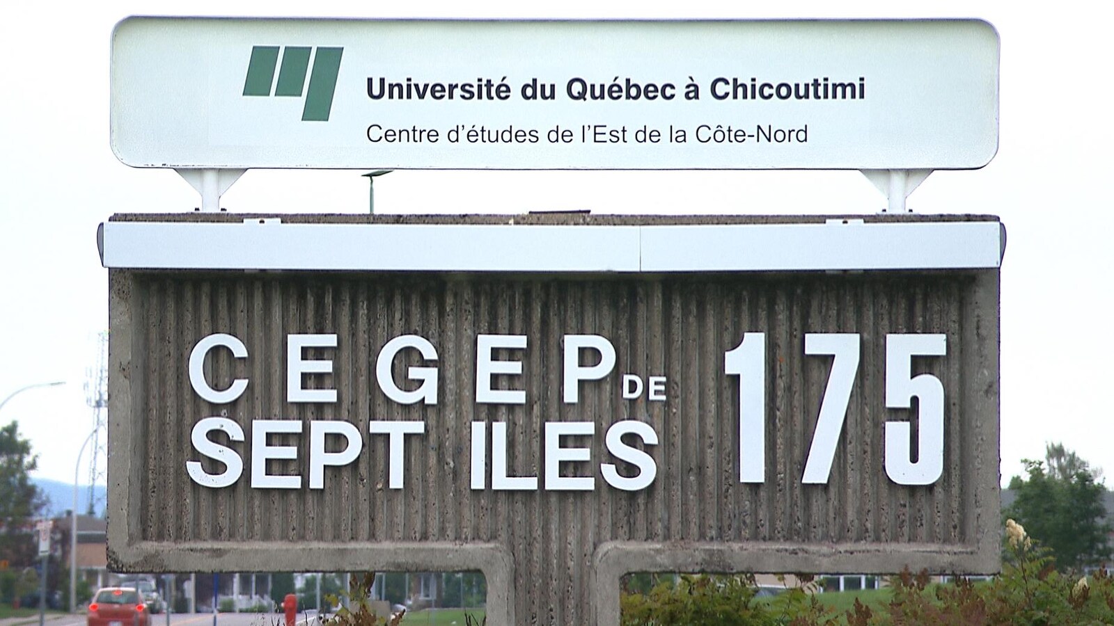 Écriteau d'accueil du Cégep de Sept-Îles