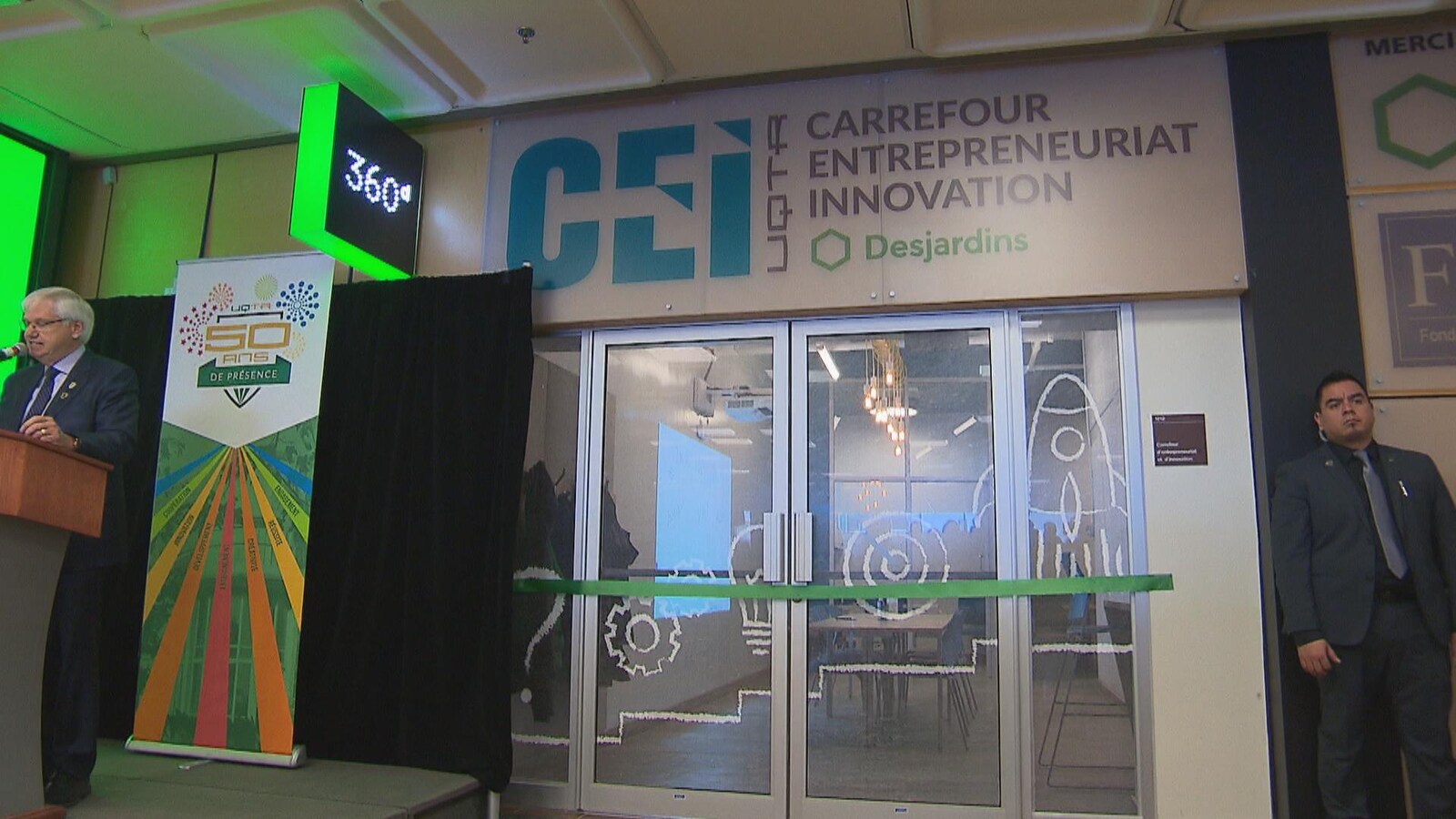Le recteur Daniel McMahon prononce une allocution devant le nouveau CEI-Desjardins lors de son inauguration.