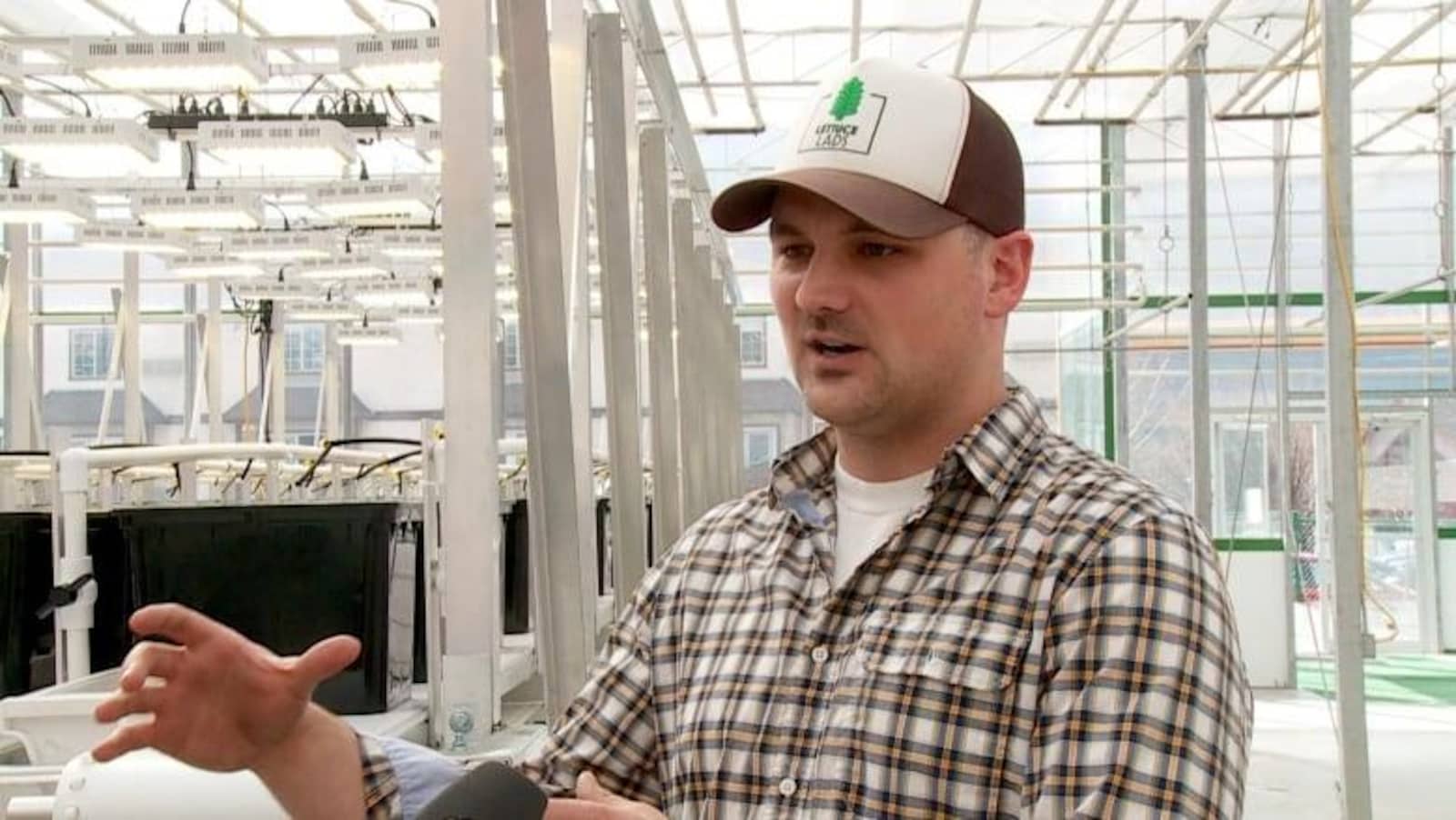 Caleb Allen, âgé d'une trentaine d'années, porte une chemise à carreaux et une casquette