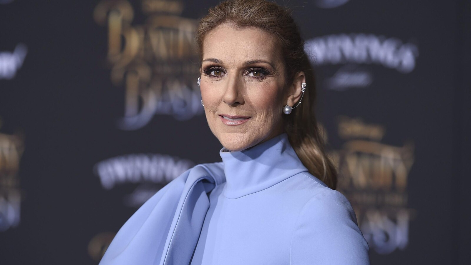 Céline Dion pose pour les photographes avec les cheveux attachés