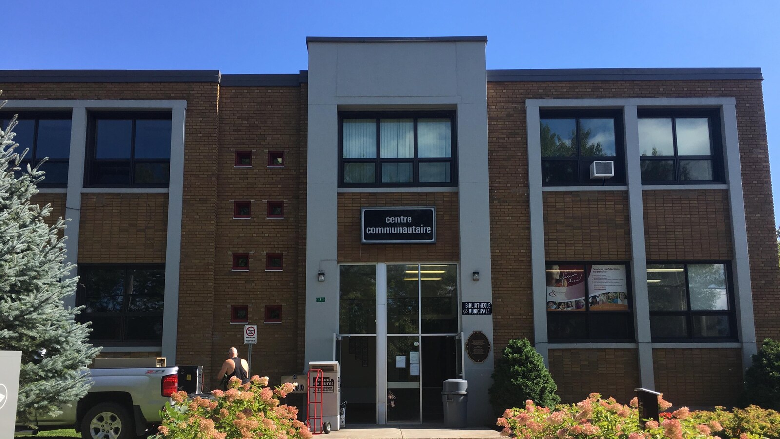 Façade extérieure du centre communautaire de Louiseville en été