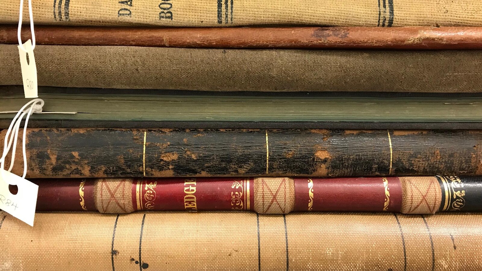 Vieux livres empilés.