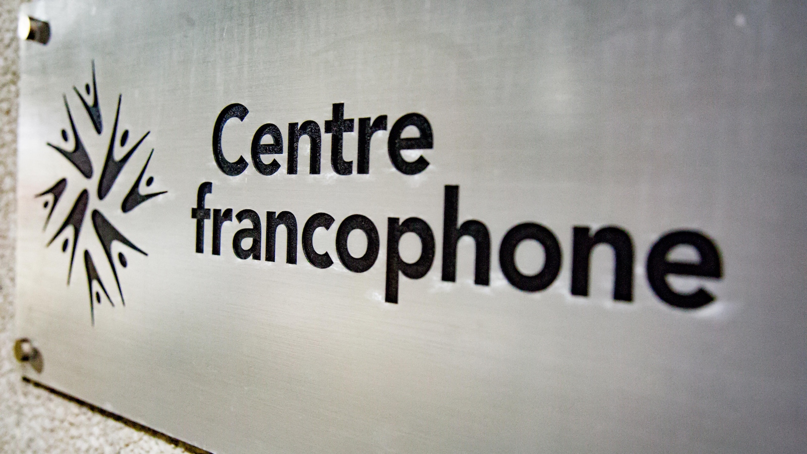 Une enseigne avec un logo sur un immeuble.