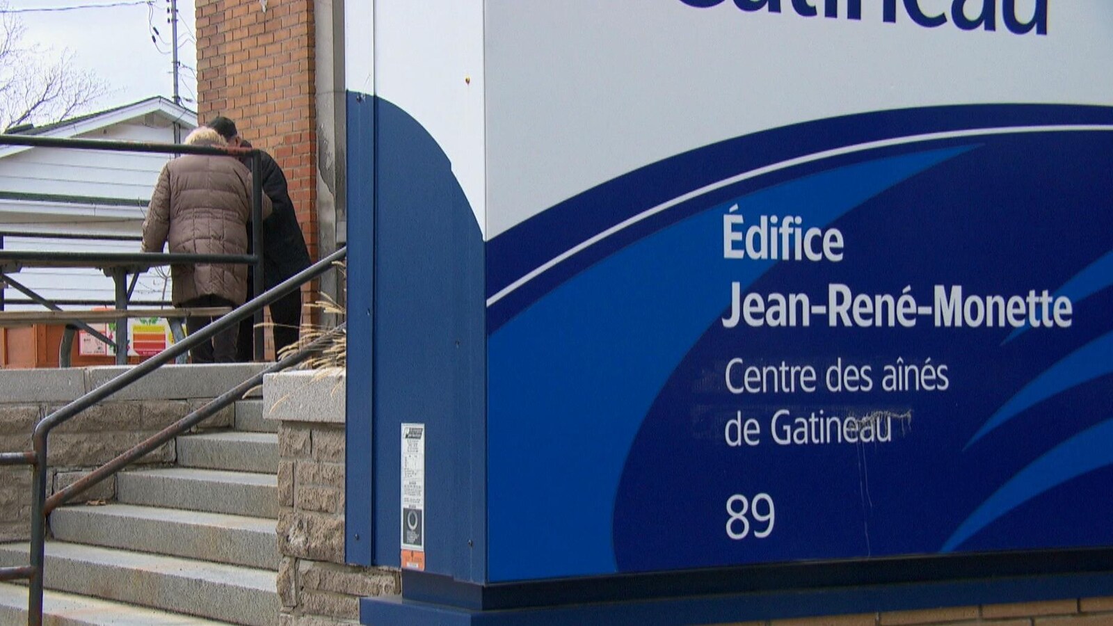 Une affiche municipale annonce l'Édifice Jean-René-Monette.