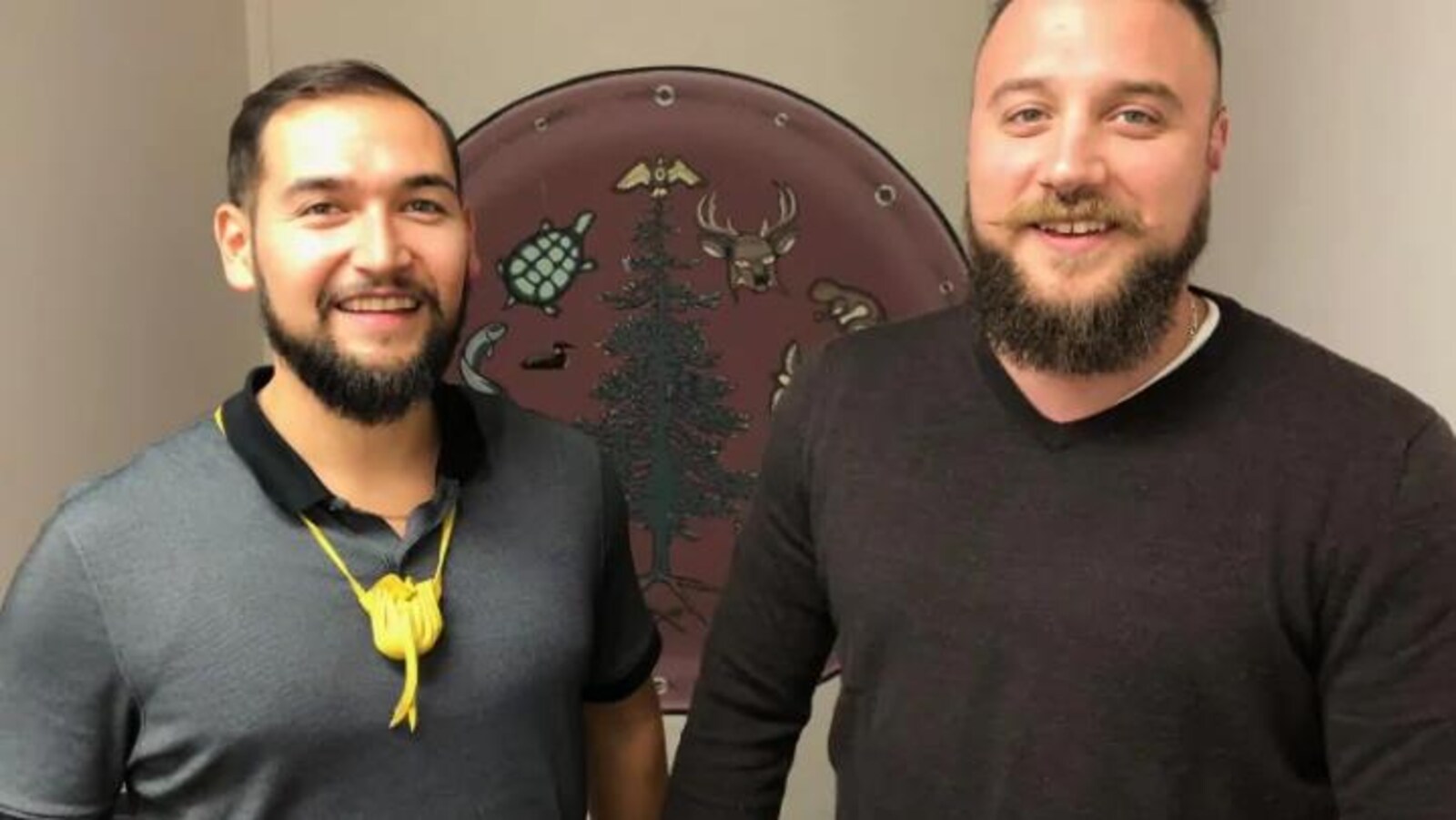 Jonathon Araujo et Jacob Taylor sourient, ils portent tous les deux une courte barbe, un chandail bleu pour Jonathon et un chandail bordeau pour Jacob