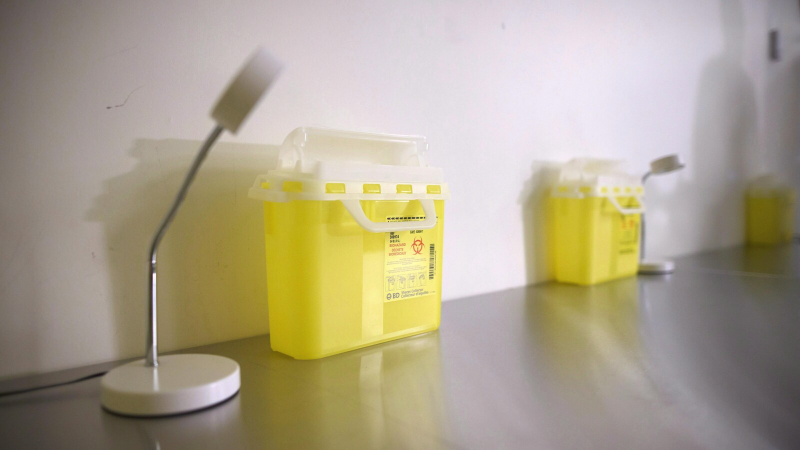 Des contenants pour les aiguilles souillées dans un centre d'injection supervisée.