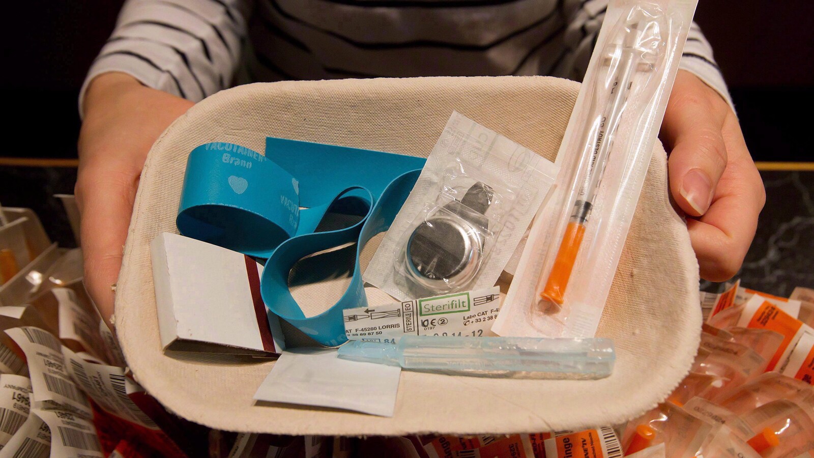 Un plateau contenant des fournitures médicales disponibles à un centre d'injection supervisée.