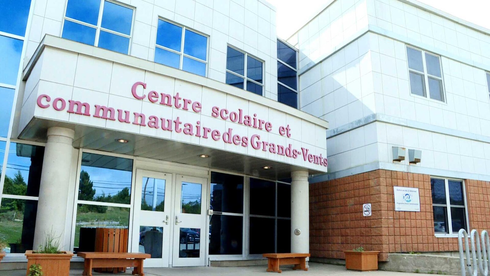 Façade du Centre scolaire et communautaire des Grands-Vents le 28 août 2018.