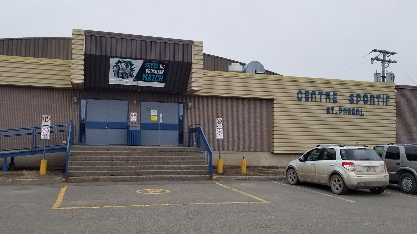 La façade du Centre sportif de Saint-Pascal, le 18 avril 2019.