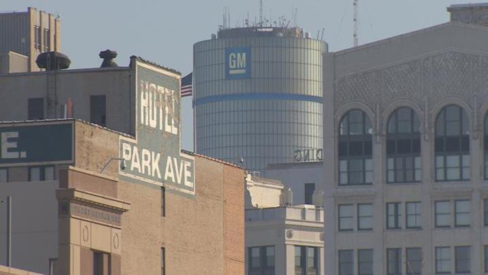 L'édifice de GM, à Détroit, et l'hôtel Park Ave