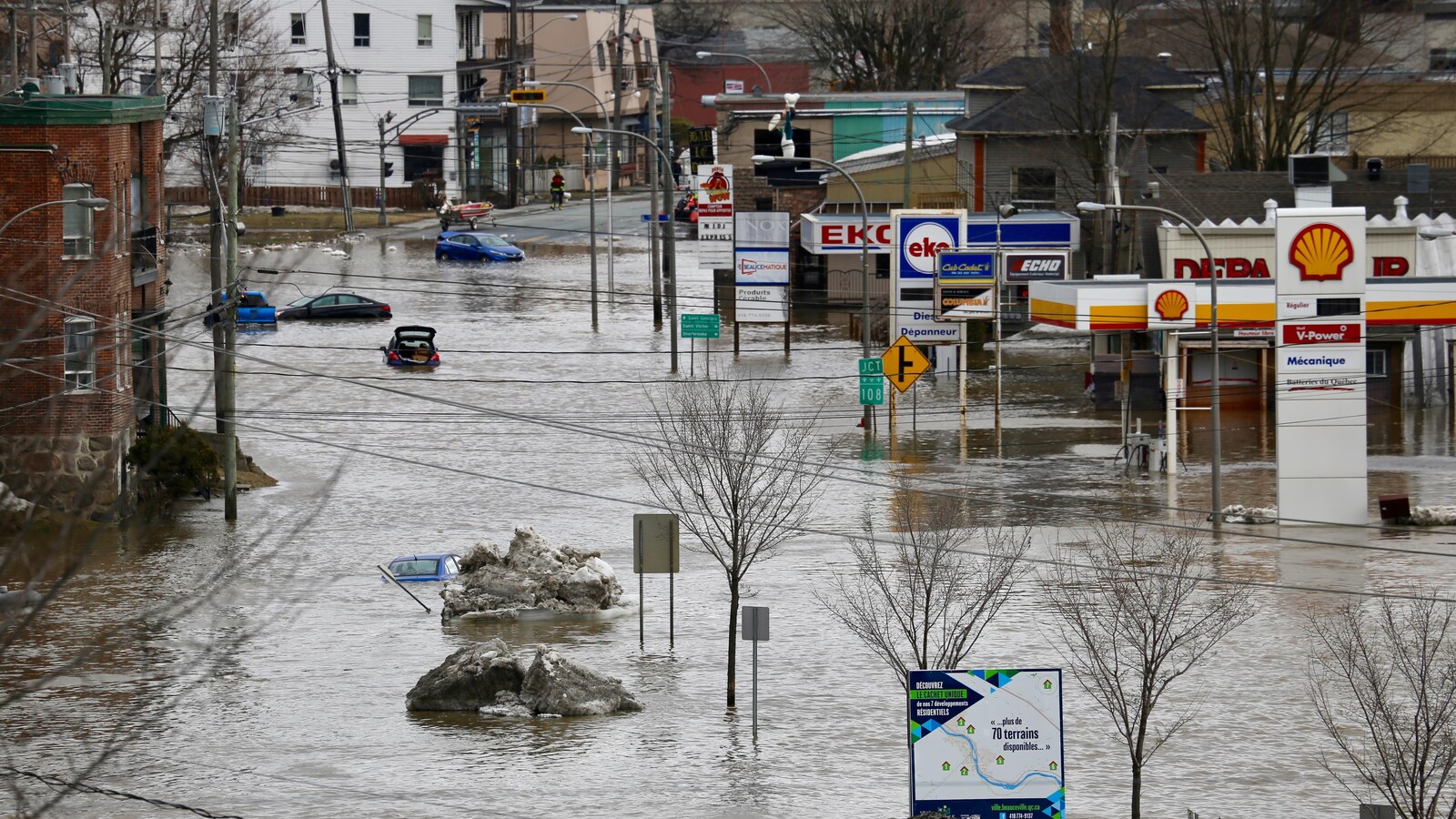 Le centre-ville de Beauceville et plusieurs commerces inondés par les eaux de la rivière Chaudière.