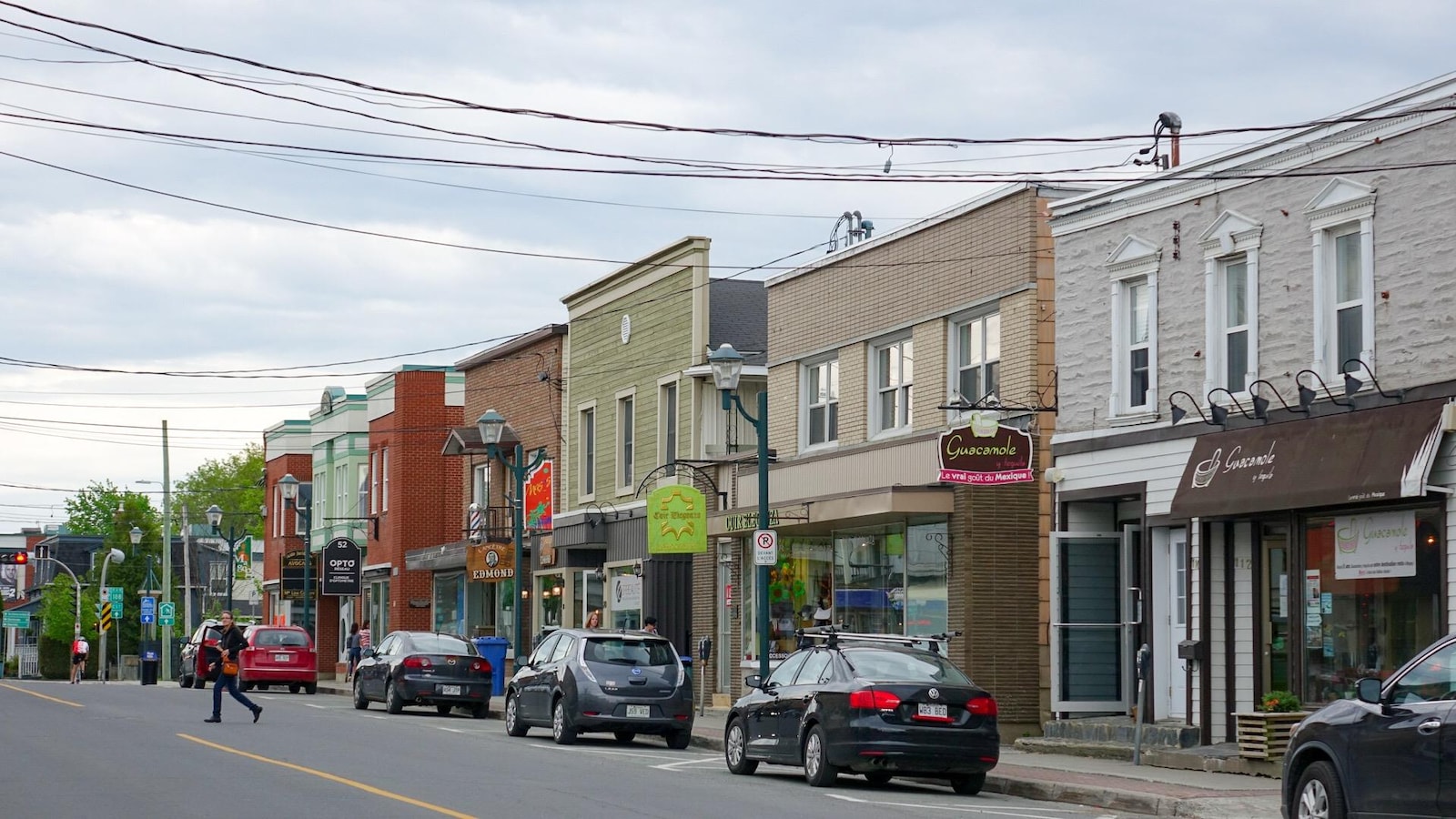 Image de commerces situés sur la rue principale à Magog.
