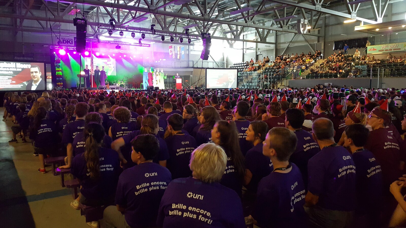 Les 1200 participants sont réunis au Centre Grant-Harvey, à Fredericton pour la cérémonie de clôture des Jeux de l'Acadie 2017.