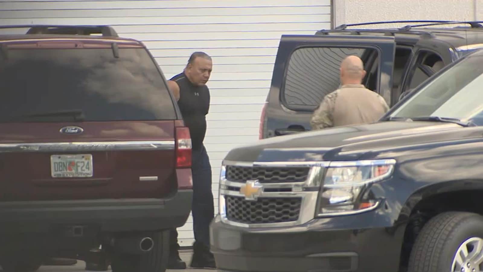 Cesar Sayoc s'apprête à monter dans une fourgonnette de la police fédérale américaine.
