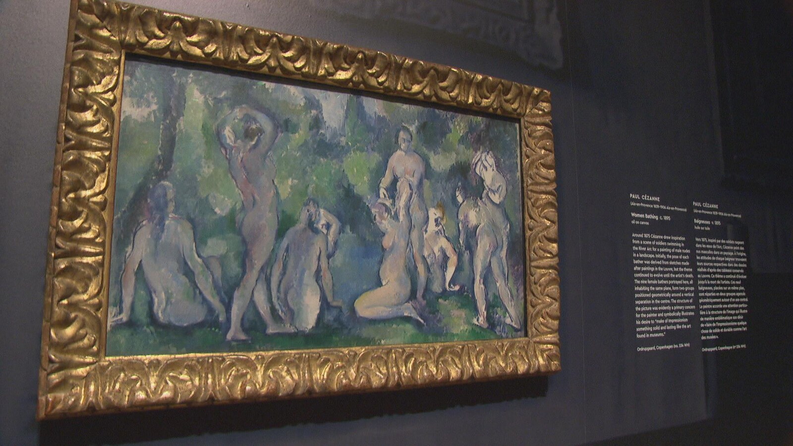 Le tableau représentant des femmes nues en train de se baigner est accroché dans un musée.