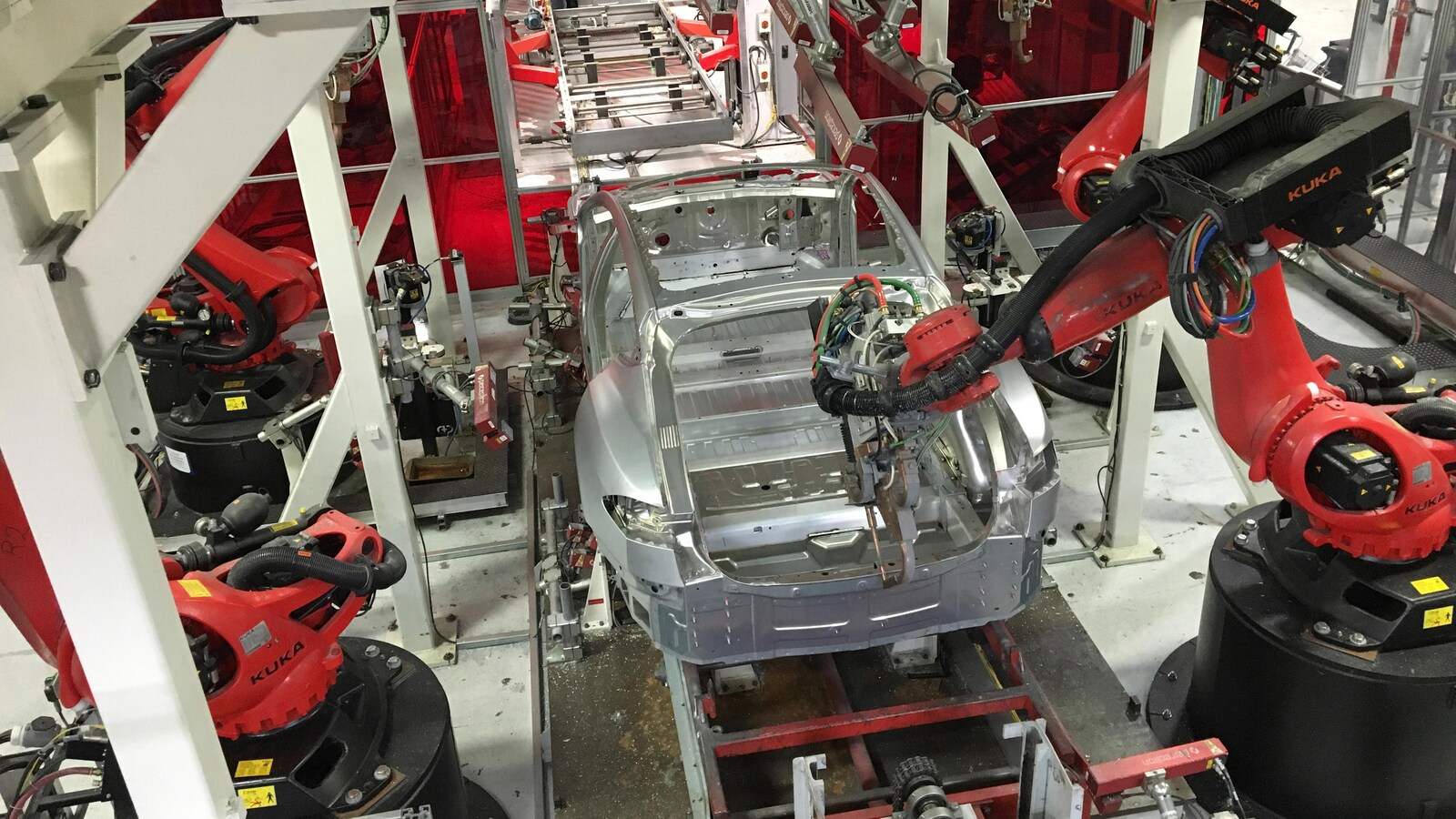 Des véhicules Tesla sont assemblés par des robots à l’usine du constructeur, située à Fremont, en Californie.