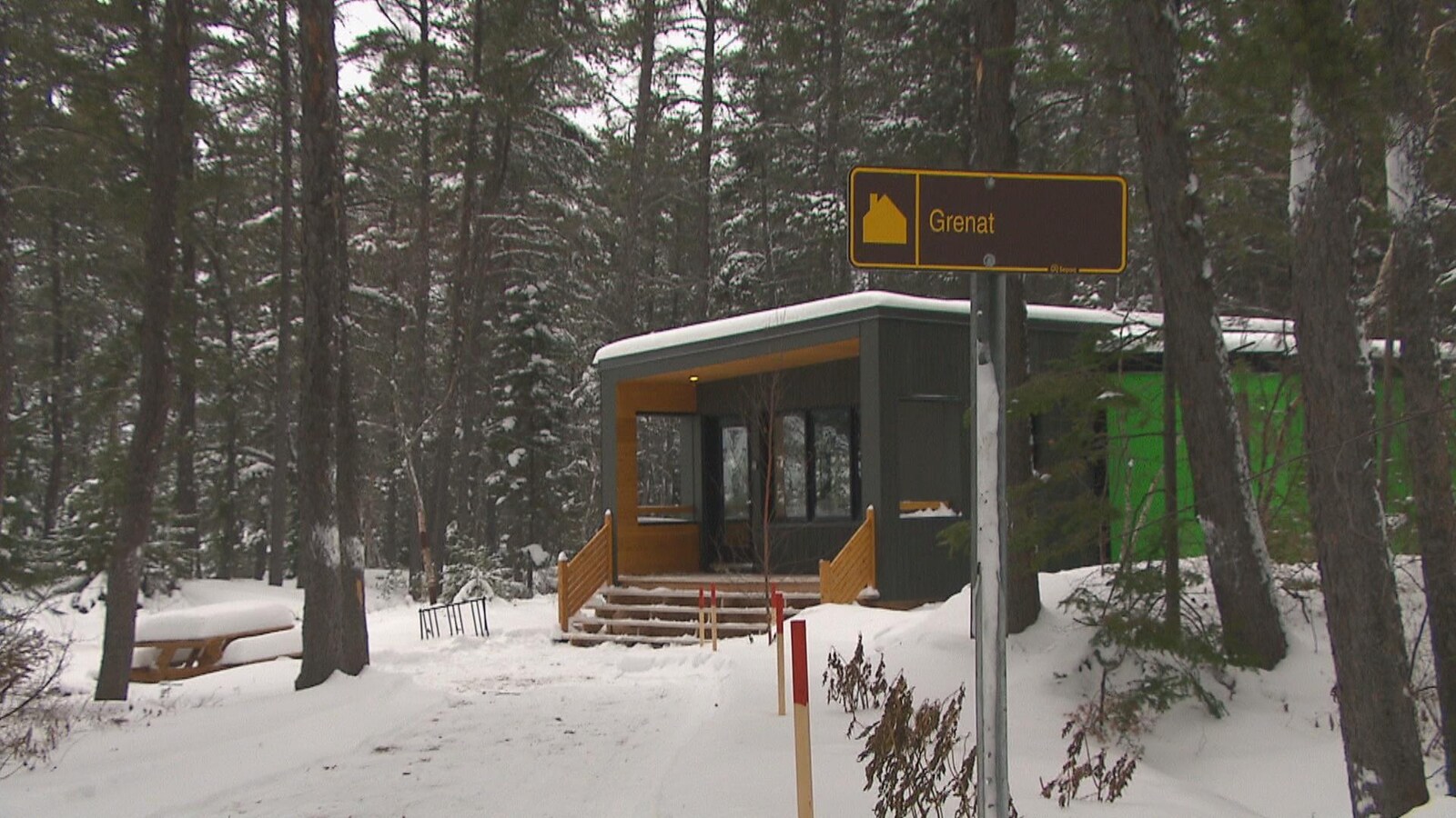 Un chalet dans une forêt enneigée