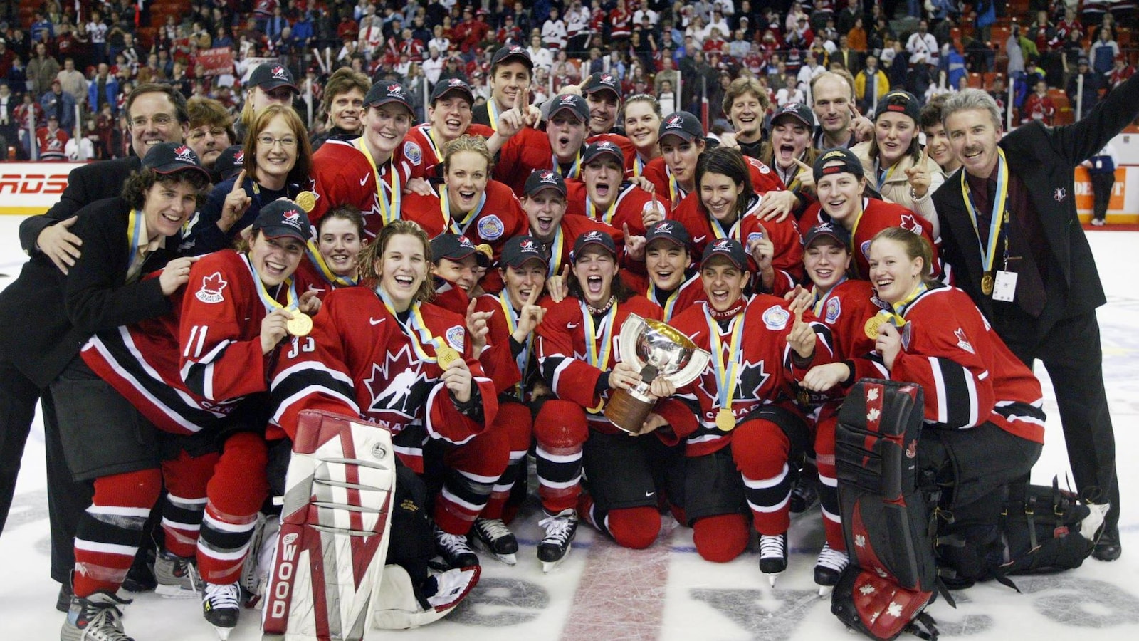 Photo d'équipe d'Équipe Canada en 2004 après avoir gagné la médaille d'or au Championnat du monde de hockey féminin.
