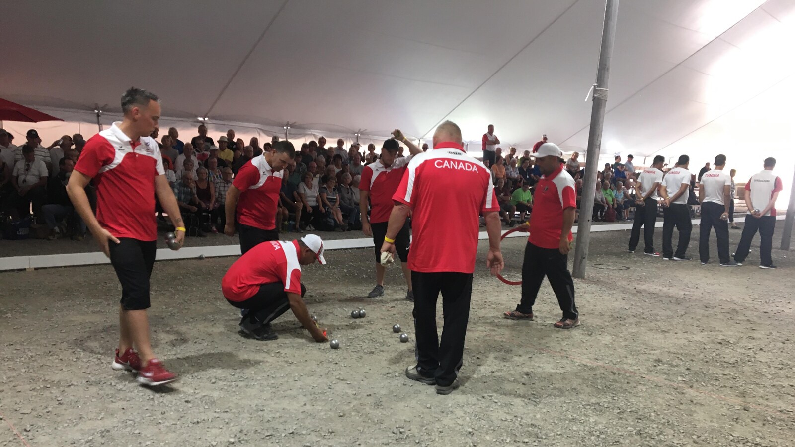 L'équipe canadienne de pétanque calcule la distance des boules de pétanque.
