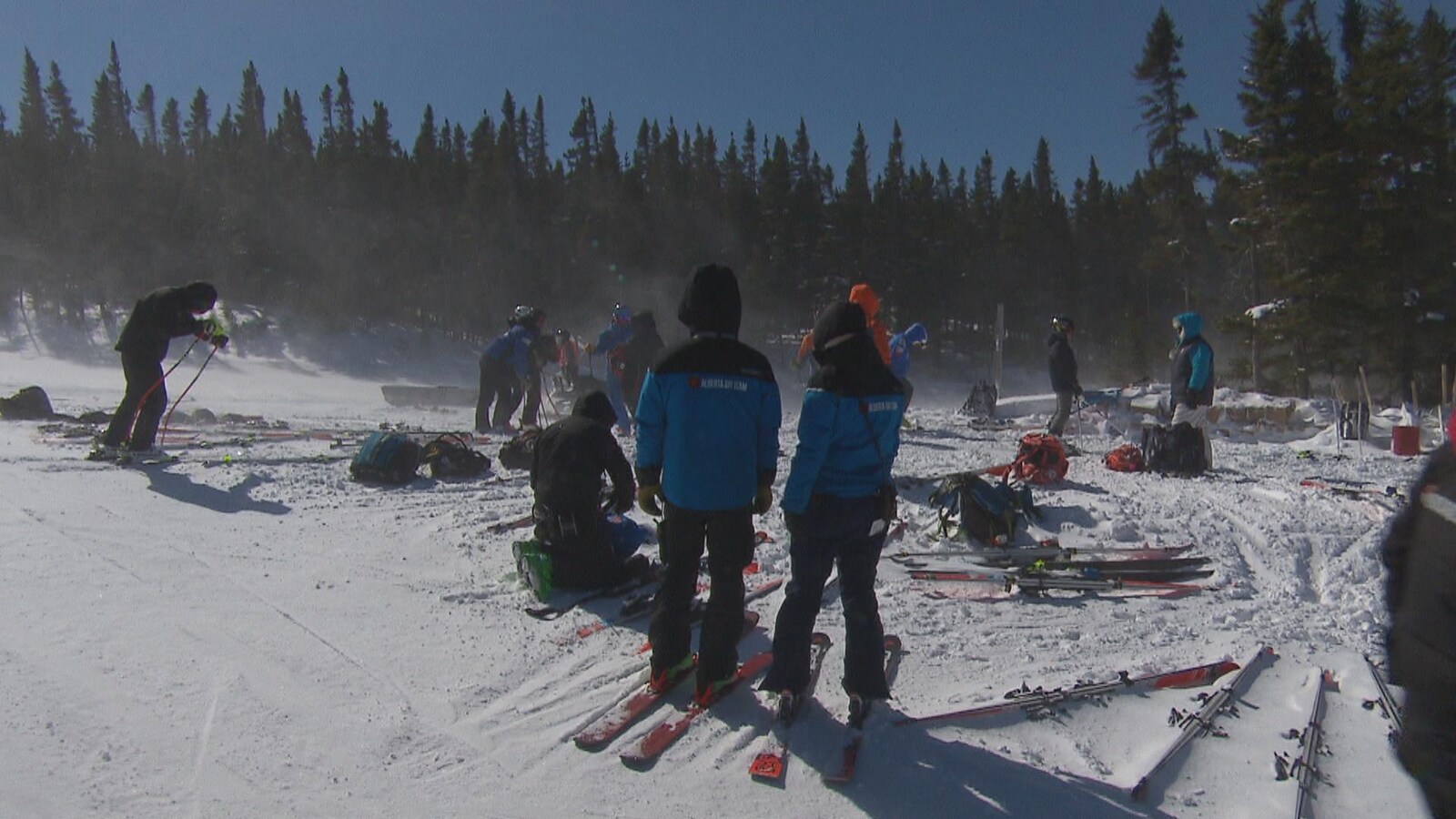 Des athlètes sont en haut de la piste et remballent leur matériel.