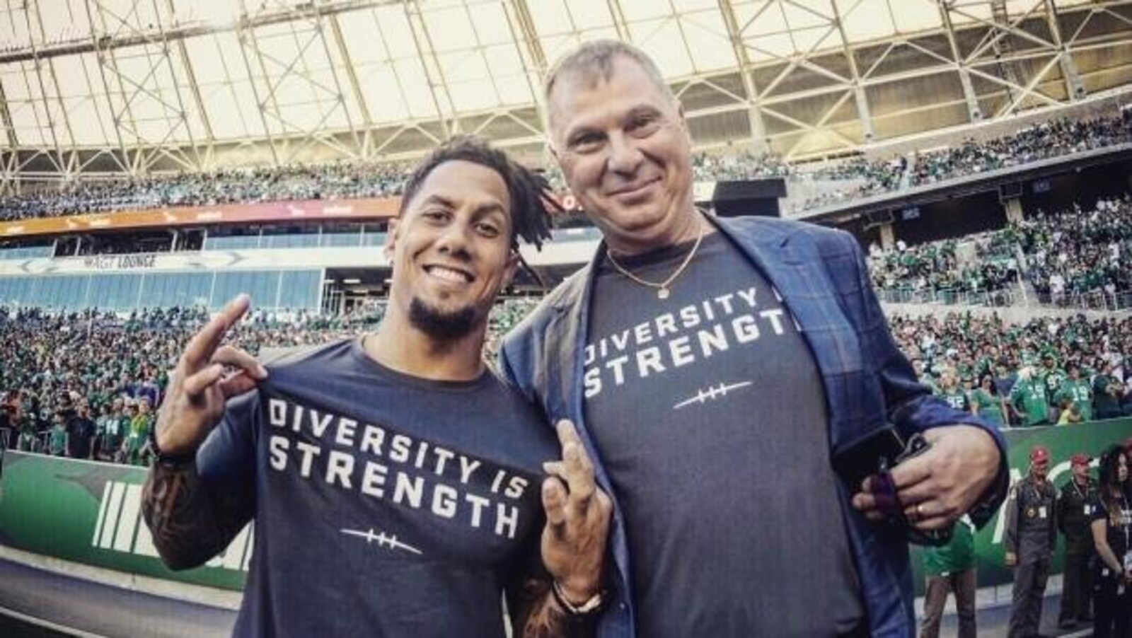 Le commissaire de la LCF, Randy Ambrosie, et le receveur des Roughriders de la Saskatchewan, Chad Owens,