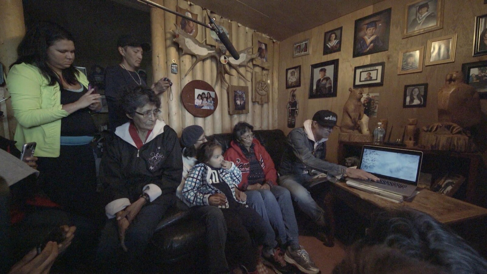 Gord Downie avec la famille de Chanie Wenjack