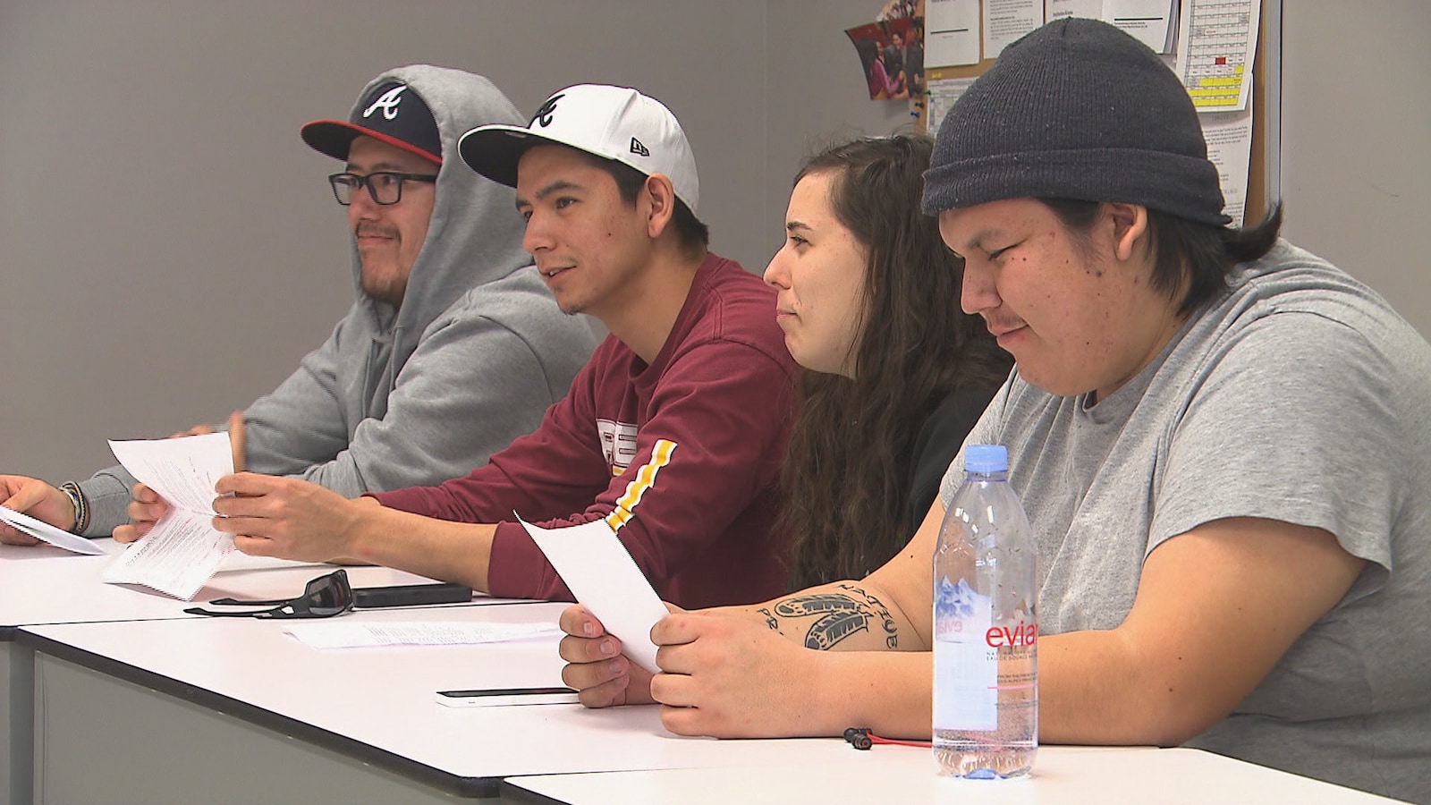 De jeunes autochtones répètent en présence de membres du groupe Loco Locass.
