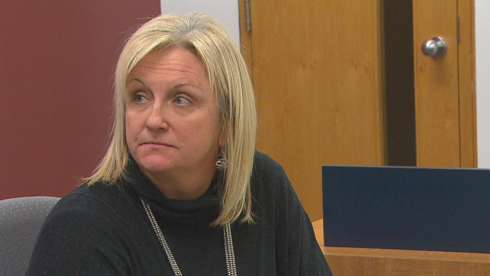 Chantale Cyr dans une salle d'audience du Tribunal administratif du travail