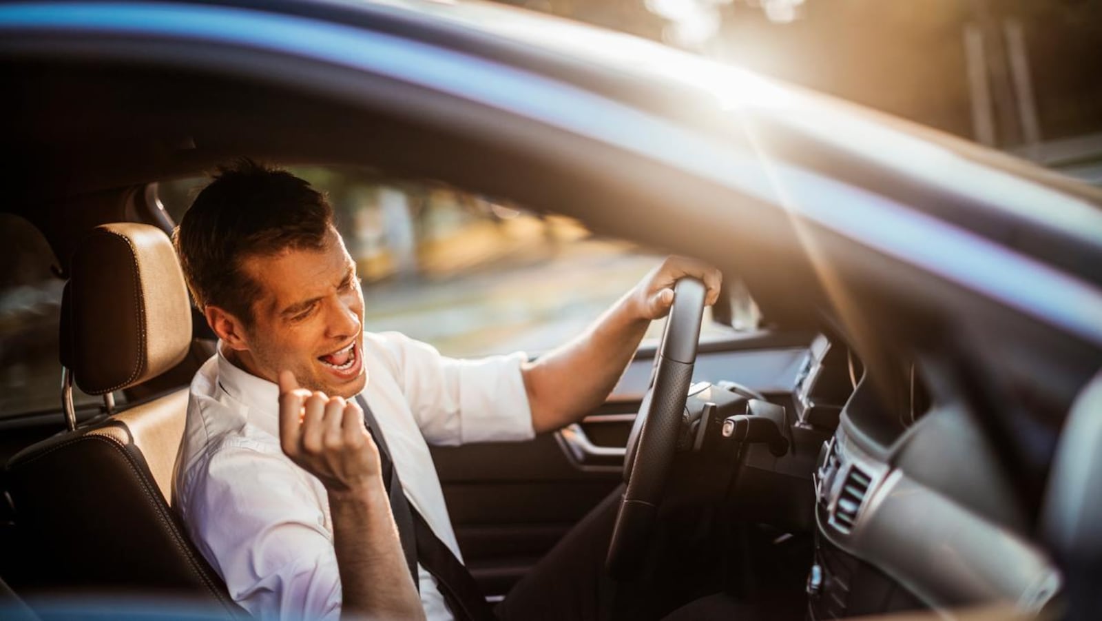 Un homme chante en voiture.