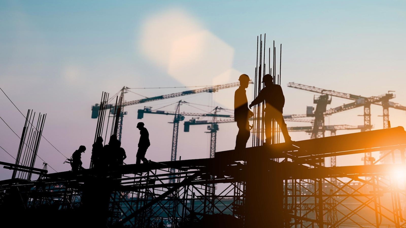 Des travailleurs sur un chantier de construction.