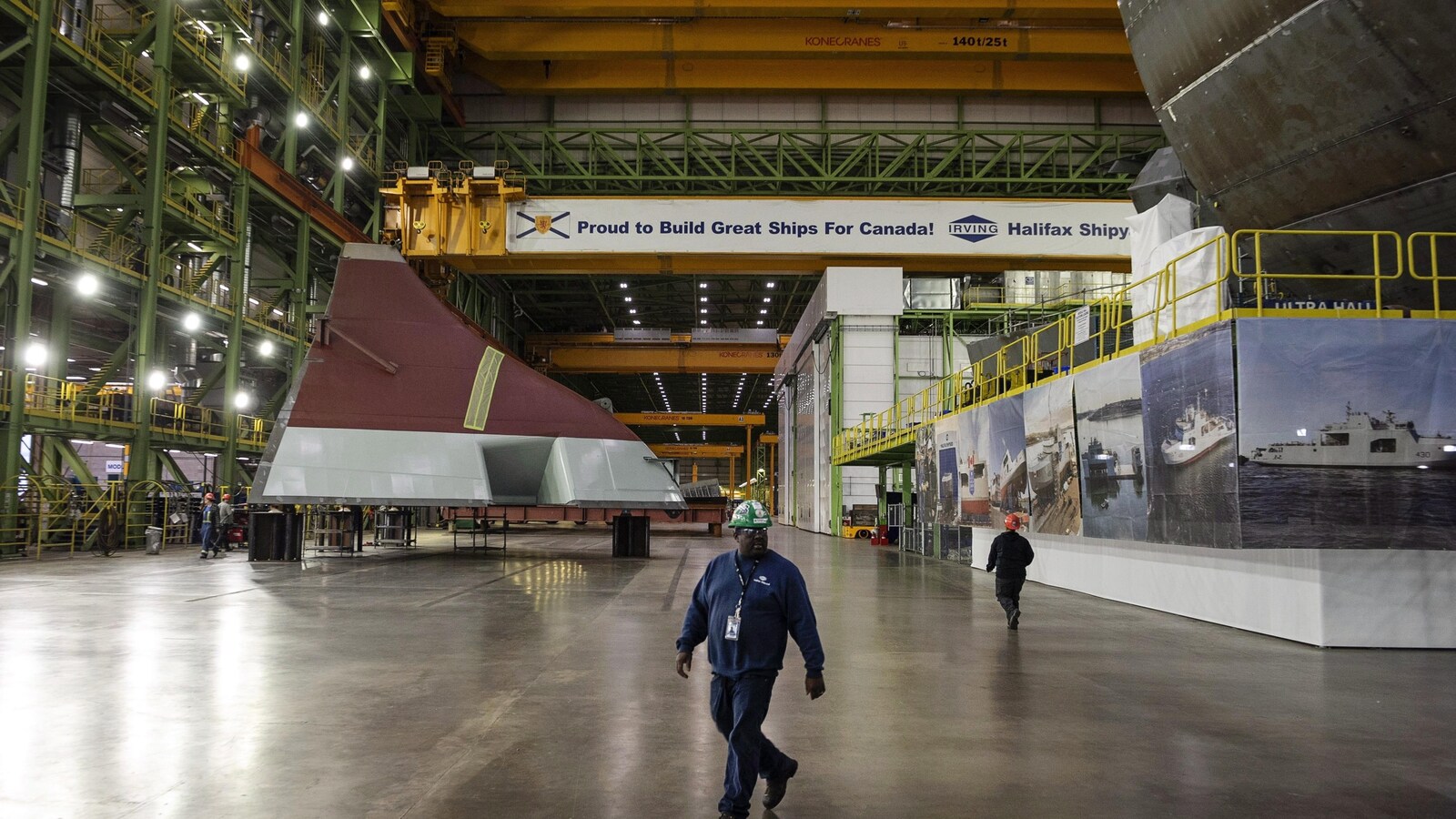 Travailleurs à l'intérieur du bâtiment principal du chantier naval Irving, à Halifax, le 2 novembre 2018.