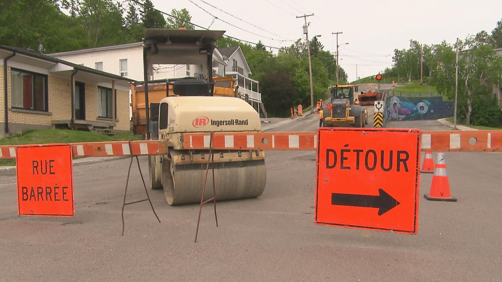 Pancarte indiquant un détour à l'entrée d'un chantier routier