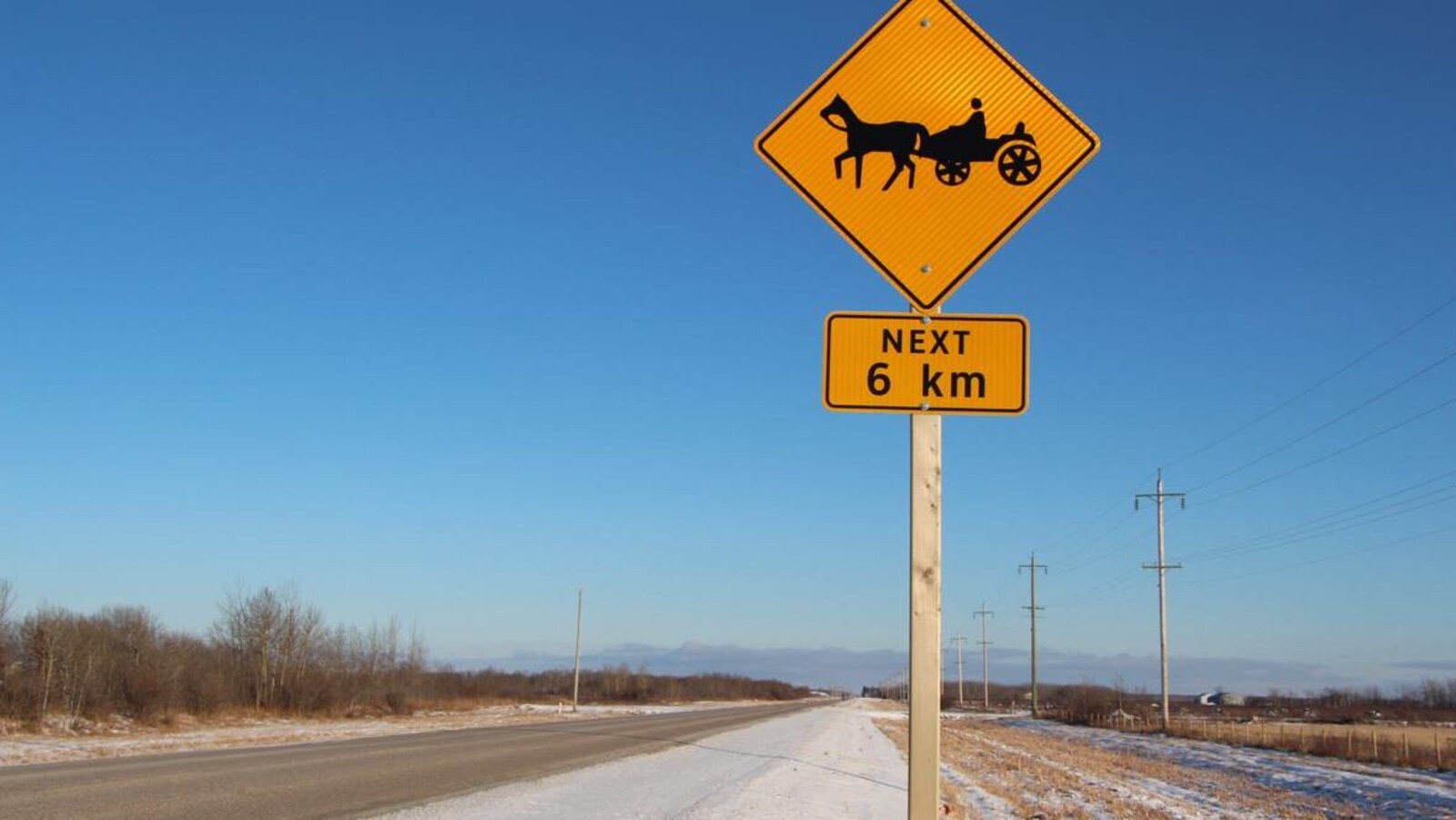 Un panneau indique la présence de chariots sur 6 kilomètres le long de l'autoroute 201 près de Vita.